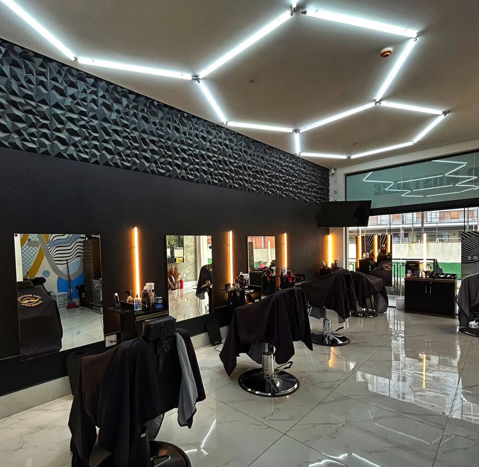 Interior da Gold Mustache Barbearia
